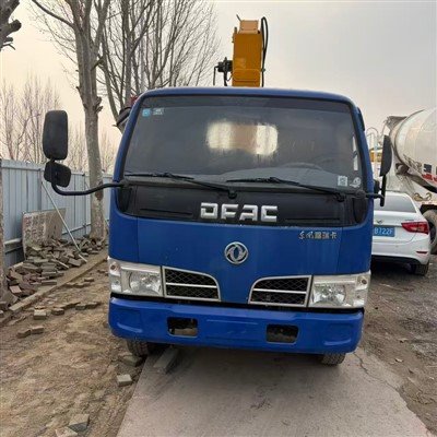 डोंगफेंग ट्रक पर स्थापित क्रेन